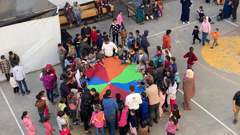 تنفيذ أنشطة ترفيهية للأطفال في الملاجئ في قطاع غزة:: BLDA Introducing Recreational Activities in Shelters