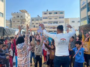 تنفيذ أنشطة ترفيهية للأطفال في الملاجئ في قطاع غزة:: BLDA Introducing Recreational Activities in Shelters