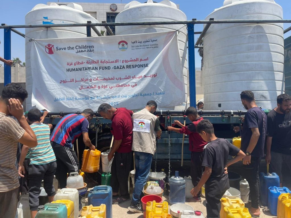 Providing drinking water to sites and centers for displaced people in the governorates of Gaza and North