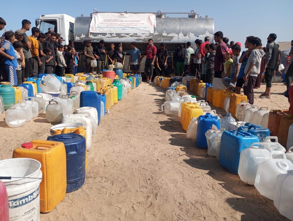 Providing drinking water to sites and centers for displaced people in the governorates of Gaza and North