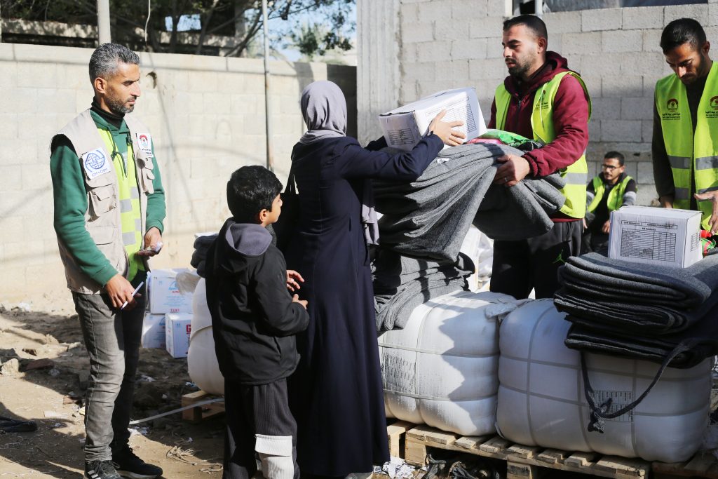 Distribution of kitchen set and winter supplies to displaced families in Al-Masha’ala shelters