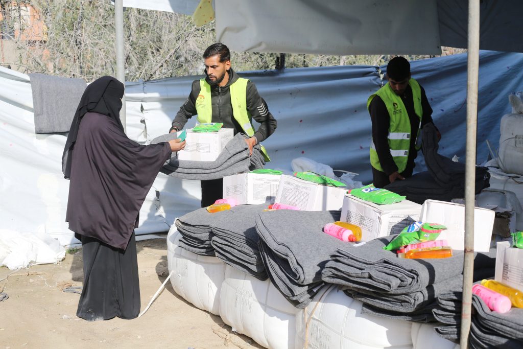 Distribution of kitchen set and winter supplies to displaced families in Al-Masha’ala shelters
