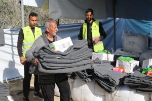 توزيع أدوات المطبخ ومستلزمات الشتاء على النازحين في مخيمات المشاعلة بدير البلح