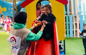 بتمويل من المطبخ العالمي جمعية تطوير بيت لاهيا توزع طرود فواكه على أطفال دير البلح