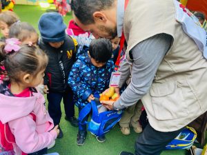 بتمويل من المطبخ العالمي جمعية تطوير بيت لاهيا توزع طرود فواكه على أطفال دير البلح