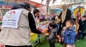 بتمويل من المطبخ العالمي جمعية تطوير بيت لاهيا توزع طرود فواكه على أطفال دير البلح