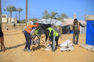 جمعية تطوير بيت لاهيا والمنظمة الدولية للهجرة تُحسّنان البنية التحتية لأربعة مخيمات في دير البلح