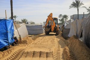 جمعية تطوير بيت لاهيا والمنظمة الدولية للهجرة تُحسّنان البنية التحتية لأربعة مخيمات في دير البلح