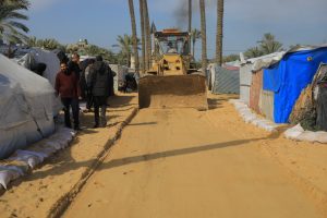 جمعية تطوير بيت لاهيا والمنظمة الدولية للهجرة تُحسّنان البنية التحتية لأربعة مخيمات في دير البلح