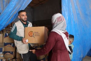 توزيع طرود غذائية طارئة بدعم كريم من المطبخ المركزي العالمي