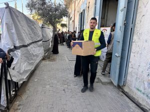 توزيع طرود غذائية طارئة بدعم كريم من المطبخ المركزي العالمي