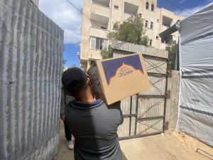 توزيع طرود غذائية طارئة بدعم كريم من المطبخ المركزي العالمي