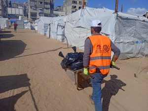 تعزيز البيئة الصحية وإدارة مواقع الإيواء بالشراكة مع (IOM)