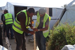 مشروع تركيب وتجهيز 53 خيمة للأسر النازحة بالشراكة مع (IOM)