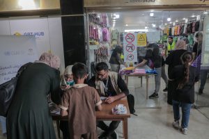 توزيع قسائم كسوة لـ 1083 أسرة في شمال وجنوب قطاع غزة بالشراكة مع (IOM)