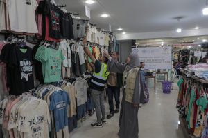 توزيع قسائم كسوة لـ 1083 أسرة في شمال وجنوب قطاع غزة بالشراكة مع (IOM)