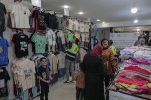 توزيع قسائم كسوة لـ 1083 أسرة في شمال وجنوب قطاع غزة بالشراكة مع (IOM)