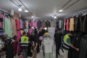 توزيع قسائم كسوة لـ 1083 أسرة في شمال وجنوب قطاع غزة بالشراكة مع (IOM)