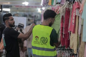 توزيع قسائم كسوة لـ 1083 أسرة في شمال وجنوب قطاع غزة بالشراكة مع (IOM)