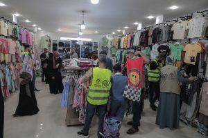 توزيع قسائم كسوة لـ 1083 أسرة في شمال وجنوب قطاع غزة بالشراكة مع (IOM)