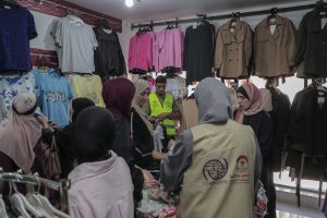 توزيع قسائم كسوة لـ 1083 أسرة في شمال وجنوب قطاع غزة بالشراكة مع (IOM)