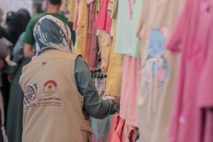 توزيع قسائم كسوة لـ 1083 أسرة في شمال وجنوب قطاع غزة بالشراكة مع (IOM)