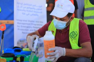 جهود مستمرة لمكافحة نواقل الأمراض والقوارض في مراكز الإيواء بالشراكة مع (IOM)