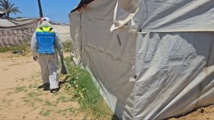 جهود مستمرة لمكافحة نواقل الأمراض والقوارض في مراكز الإيواء بالشراكة مع (IOM)