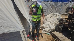 جهود مستمرة لمكافحة نواقل الأمراض والقوارض في مراكز الإيواء بالشراكة مع (IOM)