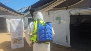 جهود مستمرة لمكافحة نواقل الأمراض والقوارض في مراكز الإيواء بالشراكة مع (IOM)