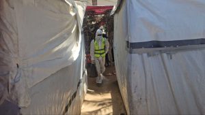 جهود مستمرة لمكافحة نواقل الأمراض والقوارض في مراكز الإيواء بالشراكة مع (IOM)