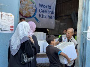 توزيع طرود غذائية طارئة بتبرع كريم من المطبخ المركزي العالمي