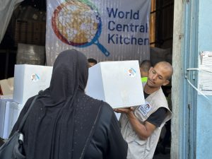 توزيع طرود غذائية طارئة بتبرع كريم من المطبخ المركزي العالمي
