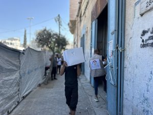 توزيع طرود غذائية طارئة بتبرع كريم من المطبخ المركزي العالمي