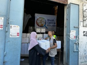 توزيع طرود غذائية طارئة بتبرع كريم من المطبخ المركزي العالمي