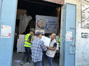 توزيع طرود غذائية طارئة بتبرع كريم من المطبخ المركزي العالمي